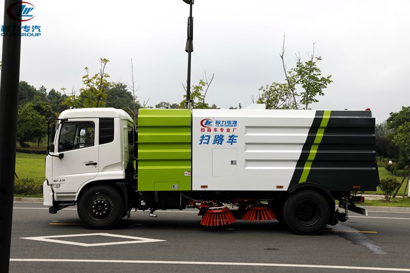 天錦高配掃路車